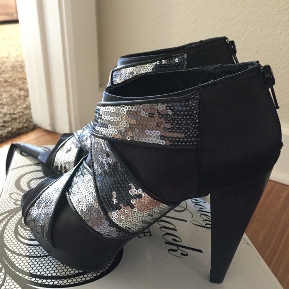 Buckle BKE Peep Toe Platform Dress Pump Stiletto Heel Satin Black 6.5 Party - Picture 2 of 7